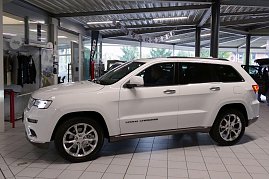 Außergewöhnlicher Termin in unserem Jeep-Autohaus: Regisseur Jorgo Papavassiliou kam aus Athen, holte seinen neuen Grand Cherokee in Nordhausen ab und traf mit Danny Kindervater einen alten Bergdoktor-Fan.