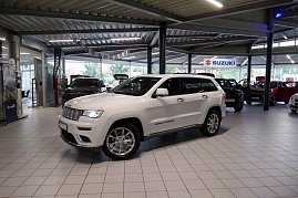 Außergewöhnlicher Termin in unserem Jeep-Autohaus: Regisseur Jorgo Papavassiliou kam aus Athen, holte seinen neuen Grand Cherokee in Nordhausen ab und traf mit Danny Kindervater einen alten Bergdoktor-Fan.