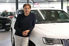 Außergewöhnlicher Termin in unserem Jeep-Autohaus: Regisseur Jorgo Papavassiliou kam aus Athen, holte seinen neuen Grand Cherokee in Nordhausen ab und traf mit Danny Kindervater einen alten Bergdoktor-Fan.
