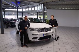 Außergewöhnlicher Termin in unserem Jeep-Autohaus: Regisseur Jorgo Papavassiliou kam aus Athen, holte seinen neuen Grand Cherokee in Nordhausen ab und traf mit Danny Kindervater einen alten Bergdoktor-Fan.