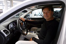 Außergewöhnlicher Termin in unserem Jeep-Autohaus: Regisseur Jorgo Papavassiliou kam aus Athen, holte seinen neuen Grand Cherokee in Nordhausen ab und traf mit Danny Kindervater einen alten Bergdoktor-Fan.