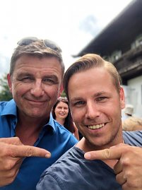 Im Sommer war Danny Kindervater mit seiner Familie am Set und traf dort Hans Sigl.