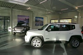 Fahrzeugpräsentation im neuen Showroom (Foto: Fischer/Autohaus Peter)