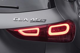 Mercedes-AMG GLA45 S 4MATIC+(Kraftstoffverbrauch kombiniert  9,3-9,2 l/100 km; CO2-Emissionen kombiniert 212-210 g/km) Exterieur, Fahraufnahme, magno grau, AMG spezifische Kühlerverkleidung (Foto: Mercedes-Benz AG)