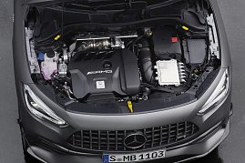 Mercedes-AMG GLA45 S 4MATIC+(Kraftstoffverbrauch kombiniert  9,3-9,2 l/100 km; CO2-Emissionen kombiniert 212-210 g/km) Exterieur, Fahraufnahme, magno grau, AMG spezifische Kühlerverkleidung (Foto: Mercedes-Benz AG)