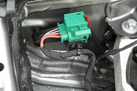 Mit dem kleinen roten Schalter an der Hochvolt-Trennstelle (gr&uuml;n) werden alle Hochvolt-Komponenten deaktiviert.