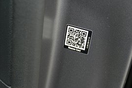 Rettungssticker mit dem QR-Code für das Rettungsdatenblatt in der B-Säule. Testen Sie es HIER!  (Foto: Fischer/Autohaus Peter)