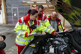 Datenblatt lesen und die relevanten Bauteile am Fahrzeug erkennen.