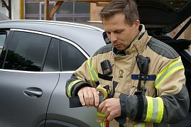 Steffen K&ouml;nig gibt Tipps, wie man den Sicherheitsgurt als Schlaufe zur Bergung von eingeklemmten Personen benutzen kann.