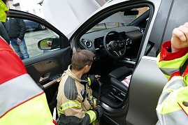 Um das Lenkrad gewickelt, kann man den Sicherheitsgurt als Zughilfe benutzen, um den eingeklemmten Fahrer zu bergen.