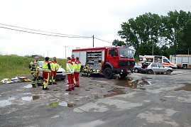 An anderen Stationen übten die Rettungskräfte das Öffnen von Fahrzeugen und das Bergen aus verunfallten Fahrzeugen. (Foto: Fischer/Autohaus Peter)