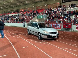 Impressionen von der Fahrzeug&uuml;bergabe in der RWE-Fankurve des Steigerwaldstadions