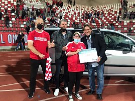 Impressionen von der Fahrzeug&uuml;bergabe in der RWE-Fankurve des Steigerwaldstadions