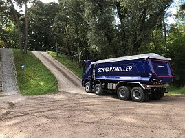 Eindr&uuml;cke vom Fahrzeugtest unter m&ouml;glichen Extrembedingungen einer Baustelle. Besondere Herausforderung: verschlei&szlig;freies Anhalten und Anfahren am Berg.