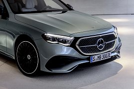 Mercedes-Benz E-Klasse, AMG Line; Exterieur: Verdesilber; Interieur: Nappaleder nevagrau/schwarz, Mittelkonsole in Metall-Mischgewebe silber hell (Foto: Mercedes-Benz AG)