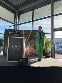 Christina Dost er&ouml;ffnet den Abend