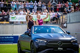 Lisa Mayer und Rebekka Haase, Bronzemedaillengewinnerinnen der 4x100-Meter-Staffel bei den Olympischen Spielen in Paris, im Mercedes-Benz CLE. 