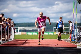 INT. NORDTHÜRINGER LEICHTATHLETIKMEETING - SONDERSHAUSEN
