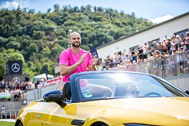 Julian Weber im Mercedes-AMG SL 63 S E PERFORMANCE  [Energieverbrauch gewichtet, kombiniert: 11,5 kWh/100 km plus 7,7 l/100 km | Kraftstoffverbrauch kombiniert bei entladener Batterie: 11,7 l/100 km | CO2-Emissionen gewichtet, kombiniert: 175 g/km | CO2-Klasse gewichtet, kombiniert: F | CO2-Klasse bei entladener Batterie: G]