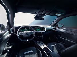 Innenraum des Opel Mokka Electric mit modernem digitalen Cockpit, großem zentralen Infotainment-Bildschirm und Lederlenkrad, Blick vom Fahrersitz nach vorn. (Foto: Opel Automobile GmbH)