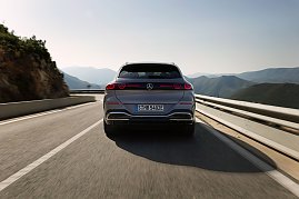 Der neue Mercedes-Benz GLC 400 4MATIC mit EQ Technologie. Energieverbrauch kombiniert: 14,9-18,8 kWh/100 km | CO2-Emissionen kombiniert: 0 g/km | CO2-Klasse: A [1] Exterieur: AMG Line; lavender silver [1] Die Angaben sind vorläufig. Es liegen bislang weder bestätigte Werte von einer amtlich anerkannten Prüforganisation noch eine EG-Typgenehmigung noch eine Konformitätsbescheinigung mit amtlichen Werten vor. Abweichungen zwischen den Angaben und den amtlichen Werten sind möglich. (Foto: Mercedes-Benz AG)