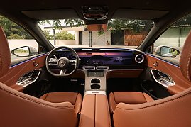Der neue Mercedes-Benz GLC 400 4MATIC mit EQ Technologie. Energieverbrauch kombiniert: 14,9-18,8 kWh/100 km | CO&#8322;-Emissionen kombiniert: 0 g/km | CO&#8322;-Klasse: A [1] Interieur: Leder, beech brown/schwarz [1] Die Angaben sind vorläufig. Es liegen bislang weder bestätigte Werte von einer amtlich anerkannten Prüforganisation noch eine EG-Typgenehmigung noch eine Konformitätsbescheinigung mit amtlichen Werten vor. Abweichungen zwischen den Angaben und den amtlichen Werten sind möglich. Inhalt des Displays kann vom Serienstand abweichen. (Foto: Mercedes-Benz AG)