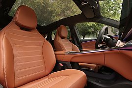 Der neue Mercedes-Benz GLC 400 4MATIC mit EQ Technologie. Energieverbrauch kombiniert: 14,9-18,8 kWh/100 km | CO2-Emissionen kombiniert: 0 g/km | CO2-Klasse: A)[1] Interieur: Leder, beech brown/schwarz [1] Die Angaben sind vorläufig. Es liegen bislang weder bestätigte Werte von einer amtlich anerkannten Prüforganisation noch eine EG-Typgenehmigung noch eine Konformitätsbescheinigung mit amtlichen Werten vor. Abweichungen zwischen den Angaben und den amtlichen Werten sind möglich. (Foto: Mercedes-Benz AG)