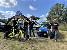 Bilder vom Bergwitztriathlon 2025. Sowohl von der Atmosphäre vor Ort, vom Autohaus Peter Stand, vom #TeamPeter und vom Wettkampf an sich.