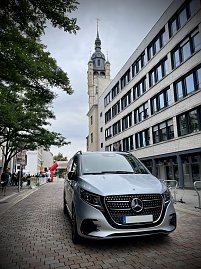 Bilder von den Impressionen am Stand, am Streckenrand und vom Läuferteam. (Foto: Autohaus Peter GmbH)