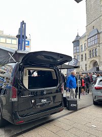 Bilder von den Impressionen am Stand, am Streckenrand und vom Läuferteam. (Foto: Autohaus Peter GmbH)