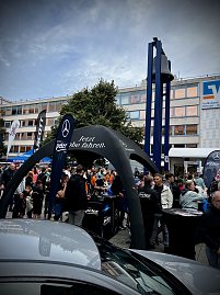 Bilder von den Impressionen am Stand, am Streckenrand und vom Läuferteam. (Foto: Autohaus Peter GmbH)