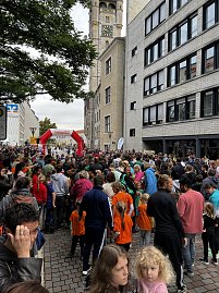 Bilder von den Impressionen am Stand, am Streckenrand und vom Läuferteam. (Foto: Autohaus Peter GmbH)