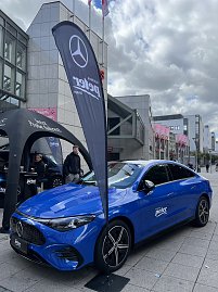 Bilder von den Impressionen am Stand, am Streckenrand und vom Läuferteam. (Foto: Autohaus Peter GmbH)