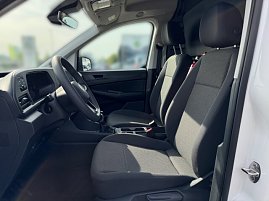 Vorderer Innenraum des VW Caddy mit schwarzem Polster (Foto: Autohaus Peter)