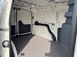 Laderaum VW Caddy, von der Seitentür aus nach hinten fotografiert (Foto: Autohaus Peter)