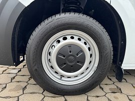 VW Transporter Detailansicht Vorderrad mit Felge (Foto: Autohaus Peter)