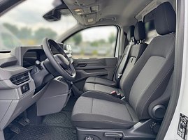Innenansicht VW Transporter vorn, mit grau-schwarzen Sitzbezügen (Foto: Autohaus Peter)
