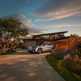 Der neue Mercedes-Benz GLC 400 4MATIC mit EQ Technologie. Energieverbrauch kombiniert: 14,9-18,8 kWh/100 km | CO2-Emissionen kombiniert: 0 g/km | CO2-Klasse: A [1] Interieur: Leder, beech brown/schwarz [1] Die Angaben sind vorläufig. Es liegen bislang weder bestätigte Werte von einer amtlich anerkannten Prüforganisation noch eine EG-Typgenehmigung noch eine Konformitätsbescheinigung mit amtlichen Werten vor. Abweichungen zwischen den Angaben und den amtlichen Werten sind möglich. Inhalt des Displays kann vom Serienstand abweichen.