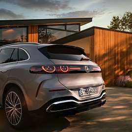 Der neue Mercedes-Benz GLC 400 4MATIC mit EQ Technologie. Energieverbrauch kombiniert: 14,9-18,8 kWh/100 km | CO2-Emissionen kombiniert: 0 g/km | CO2-Klasse: A [1] Interieur: Leder, beech brown/schwarz [1] Die Angaben sind vorläufig. Es liegen bislang weder bestätigte Werte von einer amtlich anerkannten Prüforganisation noch eine EG-Typgenehmigung noch eine Konformitätsbescheinigung mit amtlichen Werten vor. Abweichungen zwischen den Angaben und den amtlichen Werten sind möglich. Inhalt des Displays kann vom Serienstand abweichen.