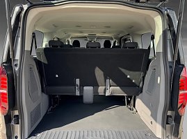 VW T7 Caravelle in dunkelgrau (in den offenen Kofferraum fotografiert) (Foto: Autohaus Peter)