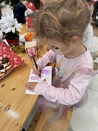 Ein Mädchen malt ein Bild aus