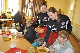 2 M&auml;dels vom THC servieren Suppe und Brot am Tisch