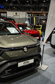 Verschiedene Suzuki-Modelle auf der Automesse, Besucher im Hintergrund.