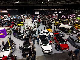Gro&szlig;e Automesse mit vielen Fahrzeugen und Besuchern.