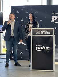 Gesch&auml;ftsf&uuml;hrerin Christina Dost und Centerleiter Jens Schmalenberger stellten das Bernburger Team vor.