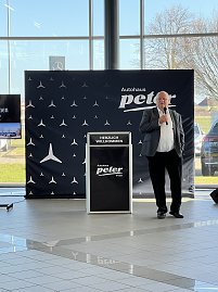 Inhaber Helmut Peter begr&uuml;&szlig;t die G&auml;ste.