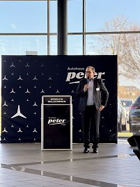 Markus Bauer, Landrat des Salzlandkreises, h&auml;lt ein Gru&szlig;wort.