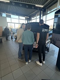 G&auml;ste des Unternehmerfr&uuml;hst&uuml;cks schauen sich gemeinsam mit einem Mitarbeiter vom Peter-Team den neuen GLC an.