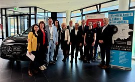 Teilnehmer des Pressegespr&auml;chs im Autohaus.