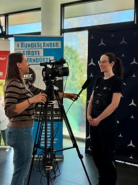 Pia Schumann im Interview mit einer Medienvertreterin.